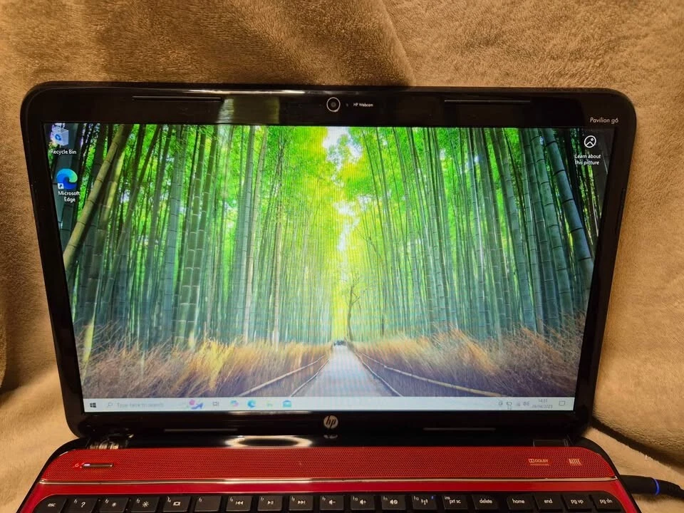 Red Hp pavilion G6 15.6" laptop - AMD E2 - 8gb Ram - 1TB HD- Windows 10 - Image 4 of 4