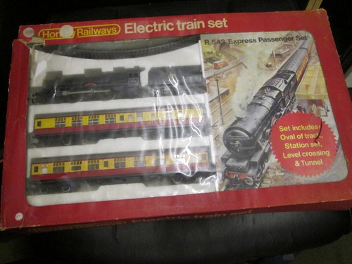 HORNBY R543 EXPRESS PASSENGER SET BOXED 00 SCALE (INCOMPLETE)