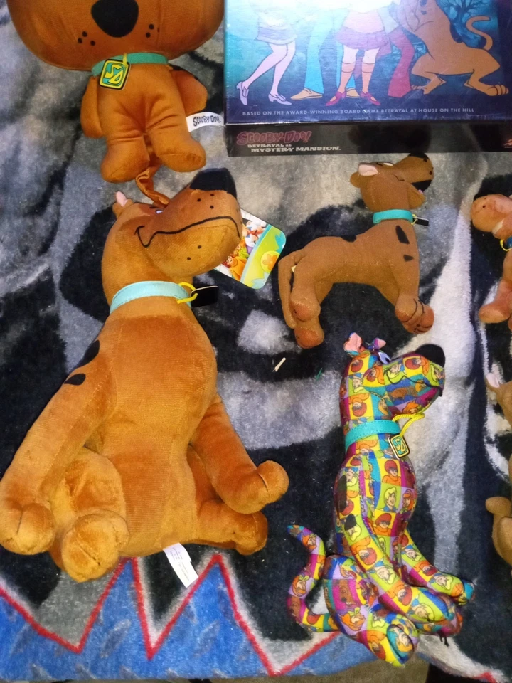 Lote de Peluche y Juego de Mesa Cartoon Network Scooby Doo Grupo de Patchwork Psicodélico Foto 2 de 4