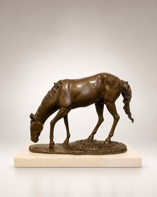 Bronze Pferd Skulptur nach Pierre Jules Mene   grasendes Pferd auf Marmorsockel