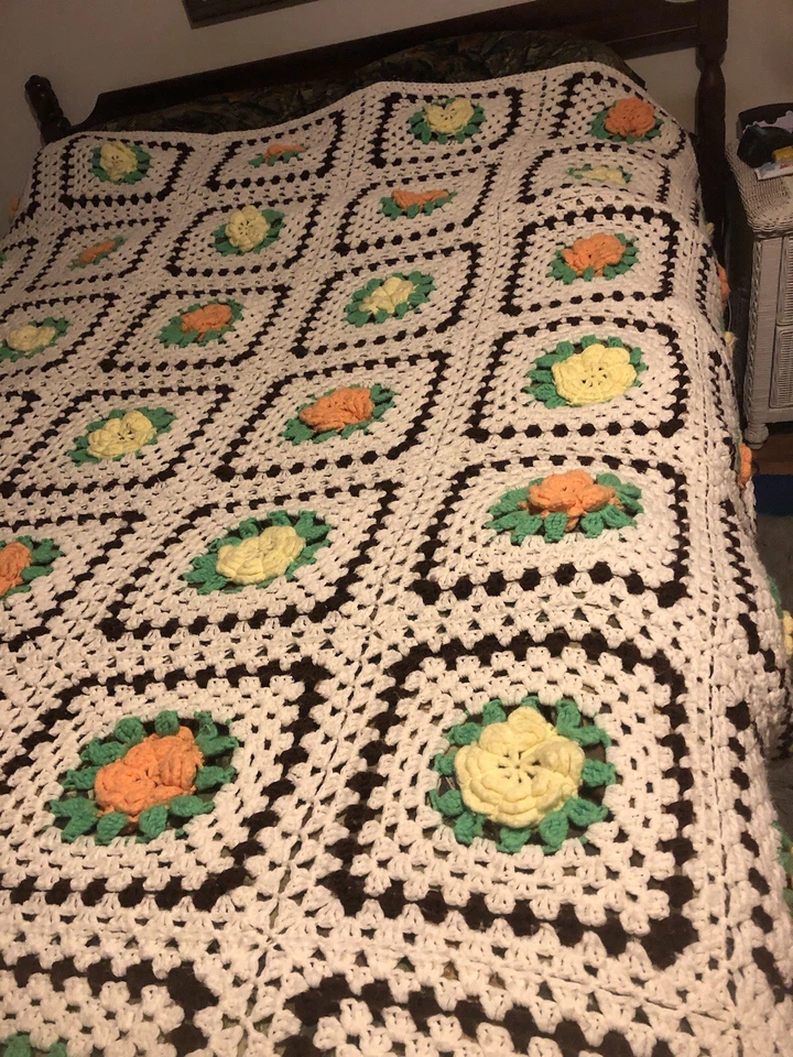 Massive Vintage Orange/Yellow rose Granny Square Afghan Blanket. 101 英寸 x 75 英寸   — 第 4/4 张图片