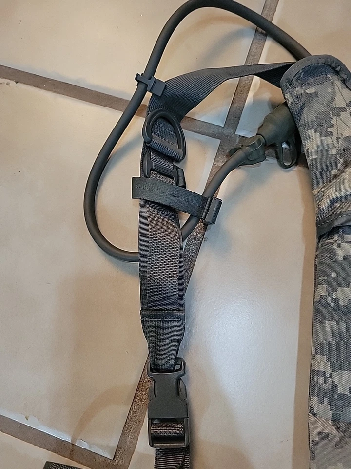 U.S. Military Issued MOLLE 2-Hydration Carrier￼ Complete With Bladder/2 Pouches - Image 4 of 4