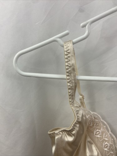 Victoria’s Secret Nude Biege Padded Front Closure 36B Bra - Picture 4 of 11