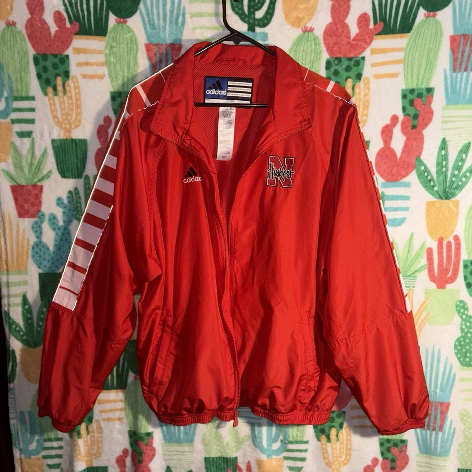 Chaqueta cortavientos Adidas de colección roja con cremallera talla grande logotipo de NebraskaCornhuskers Y2K Foto 2 de 4