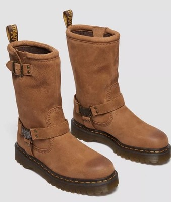 Dr.Martens ANISTONE HI バイカー リガー スエード Dr Martens Women's Aniston HI Tumble Nubuck Biker Boots Desert