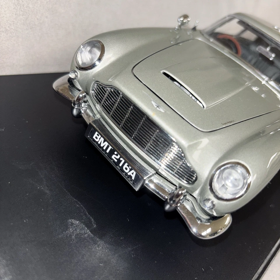 Aston Martin DB5 With Weapons Broken James Bond Version 007 AUTOArt 1/18 70021 - Immagine 3 di 4
