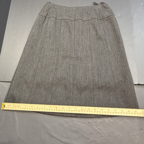 Chanel Boutique Vintage Gris Lana Exterior, Forrada de Seda Tranquila Lujo Falda de Diseñador - Imagen 6 de 14