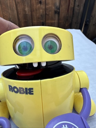 Funzionante al 100%! Salvadanaio robot salvadanaio vintage anni 80 Radio Shack Robie il banchiere - Foto 4 di 7