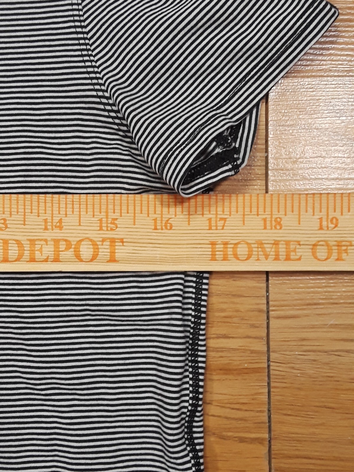 Lululemon Soft Grey Striped Basic Athletic Short … - image 3