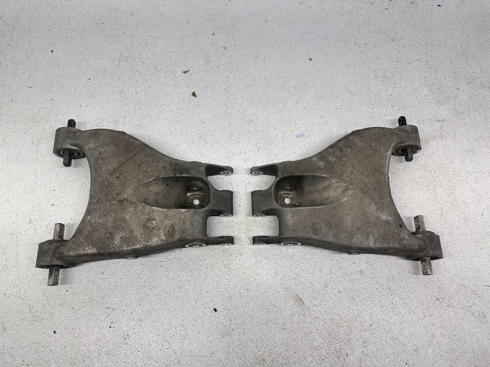 Rear Right Left Lower Control Arm 245703 245702 Ferrari California T 2015-2018