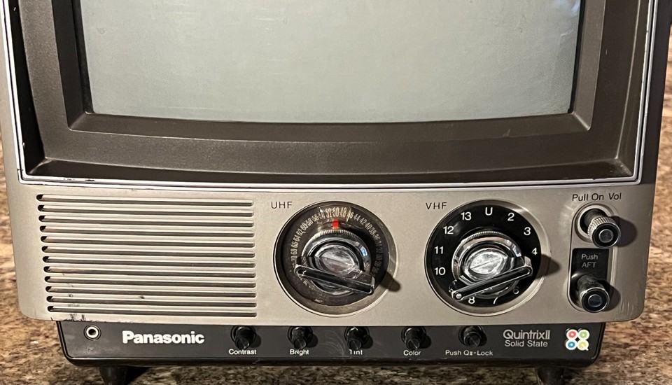 Panasonic 1978 Quintrix Il Solid State Color CRT TV CT-117 Wood Grain ...