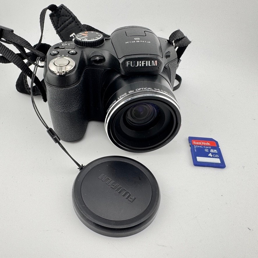 FUJIFILM FinePix S2940WM Digital Camera 14MP 18x Zoom + 4GB SD