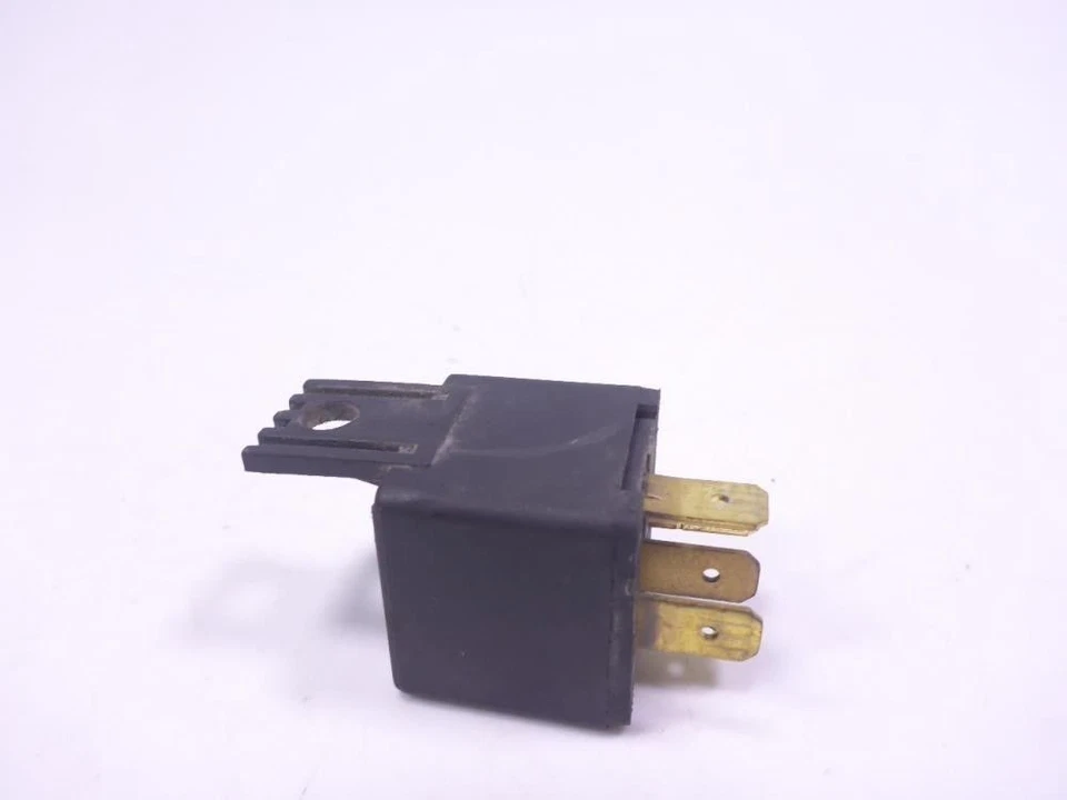 86 Suzuki GSXR 1100 Relay 12V 30A - Image 3 of 4