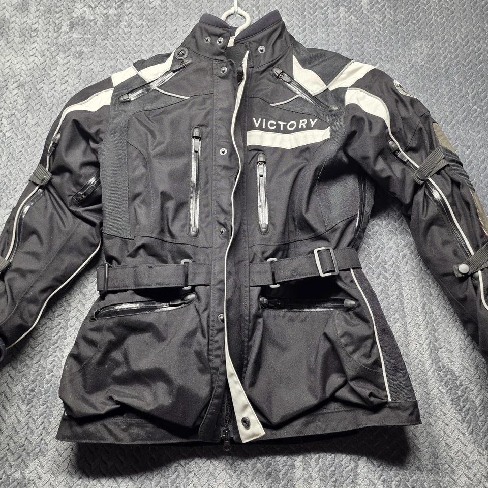 Женская текстильная туристическая куртка Victory Motorcycles Размер Small Цвет черный Светоотражающая броня - Изображение 2 из 4