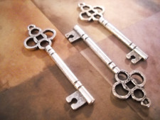 4 Skeleton Key Pendants Steampunk Charms Trinity Old Fashioned 47mm 2 Sided