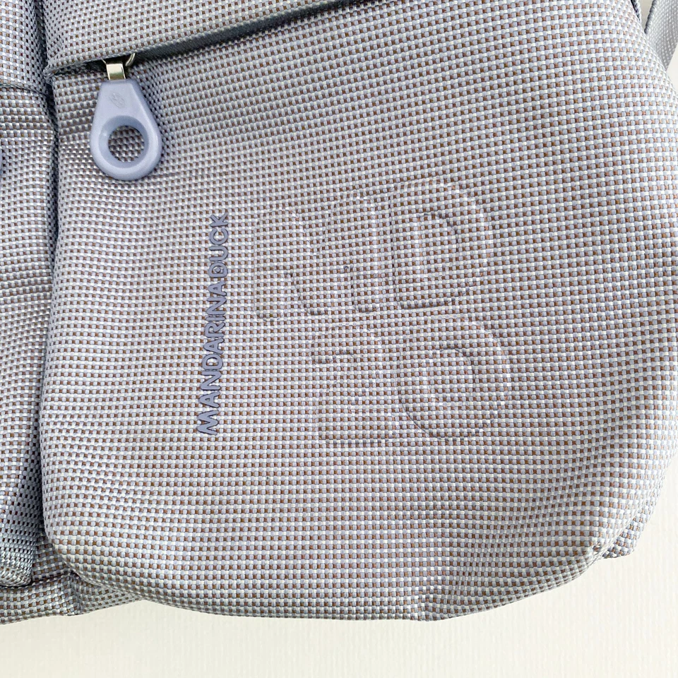 Bolso Mochila Mandarina Duck Delgado con Asa y Correas para el Hombro Gris MD20 Foto 3 de 4