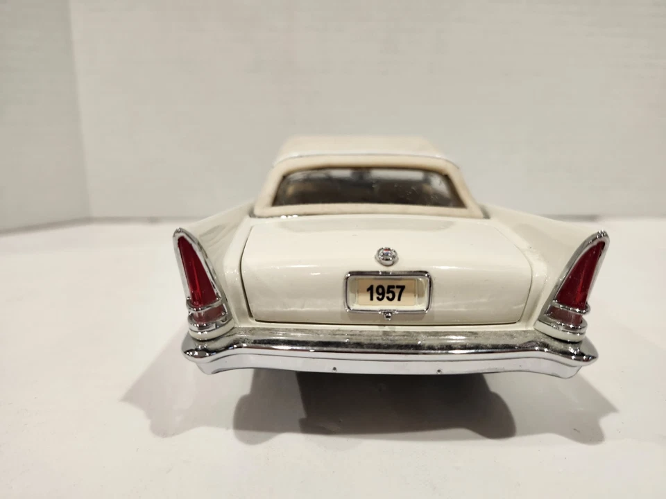 DANBURY MINT 1957 CHRYSLER 300C CONVERTIBLE MODEL 1:24 SCALE DIE CAST - Image 3 of 4