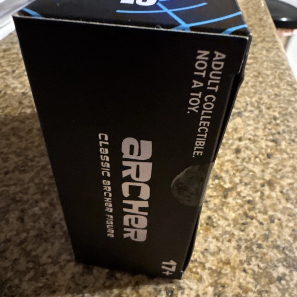 战利品箱独家射手经典射手人偶带支架和盒子  — 第 2/3 张图片