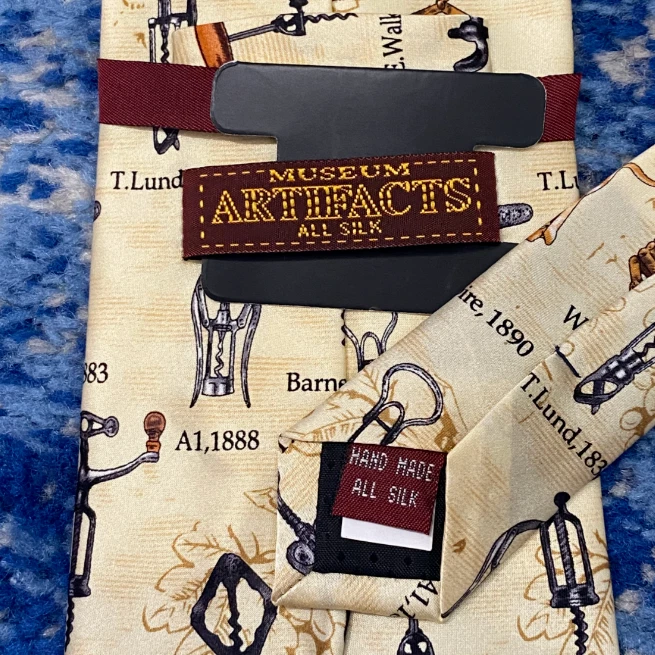 NUEVO Museo Artefactos Sacacorchos Vino Uvas Historia Crema Gris Óxido Corbata  Foto 4 de 4