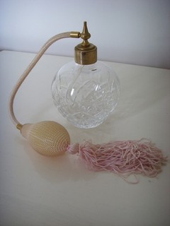 Vintage Stuart clear glass perfume atomiser with pink bulb and tassel