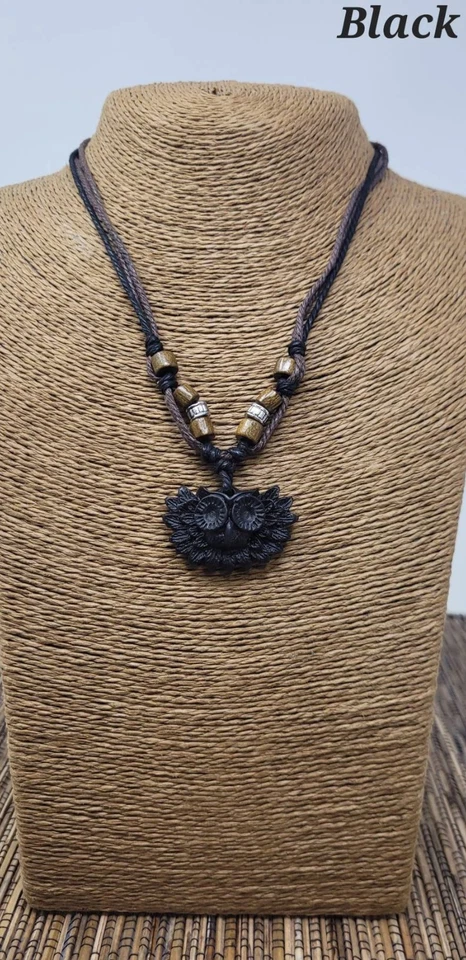 Colar Coruja – Pingente de Resina Esculpida Unissex Ajustável 16–32 polegadas 4 Cores 3 Fios - Imagem 4 de 4