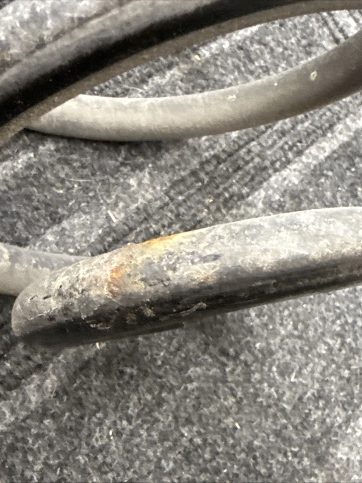 07-14 Cadillac Escalade Rear Suspension Coil Springs Set of Two OEM 25783732 - Image 4 of 4