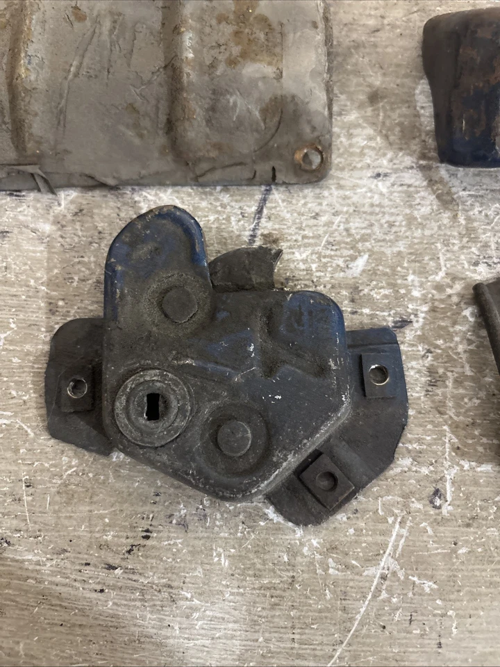 1974 Cadillac Eldorado Non Power Trunk Latch Parts — 第 2/4 张图片