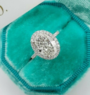 4,50 TCW Ovalschliff Moissanit Halo Verlobungsring in 14k Weißgold plattiert