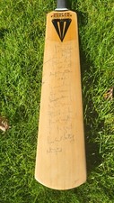 Duncan Fearnley Cricketbat with signatures of Pakistani Test Players from 1990's
