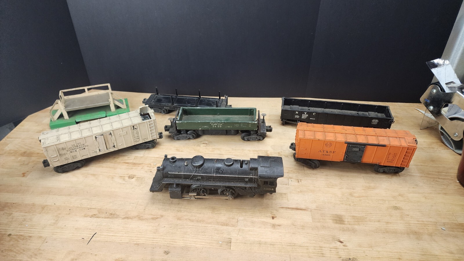 LIONEL 1684 LOCOMOTIVE & 5 Cars 63132 6462 3459 3451 3462 with Platform UNTESTED