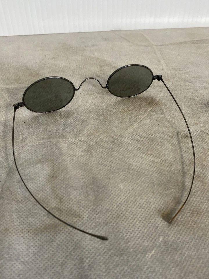 Gafas de sol antiguas con marco de metal Saddle Bridge lentes ahumadas de metal c. 1890s  Foto 3 de 4