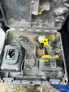 DEWALT DC827 18V Cordless Impact Driver Kit w/ 2.2Ah Battery Charger untested