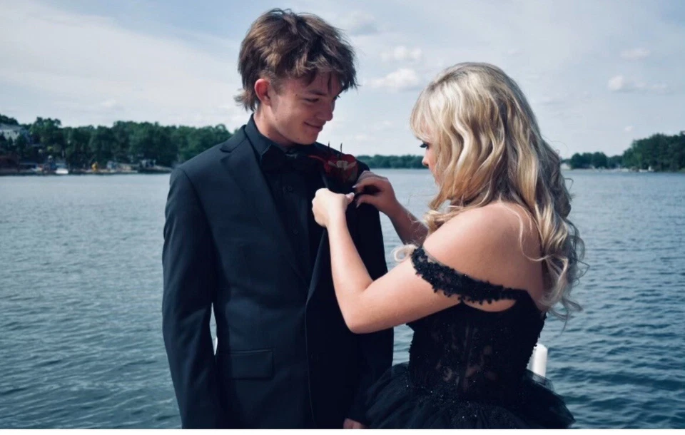 Vestido de graduación Sherri Hill negro Foto 4 de 4