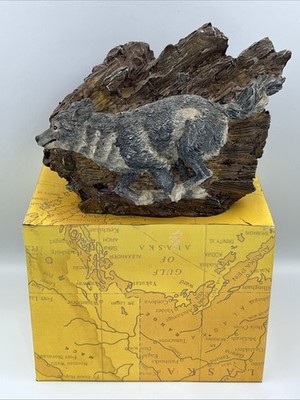 Vintage Alaskan Wolf Decorative Planter 7 x6  Wolf On Front Of Petrified Log