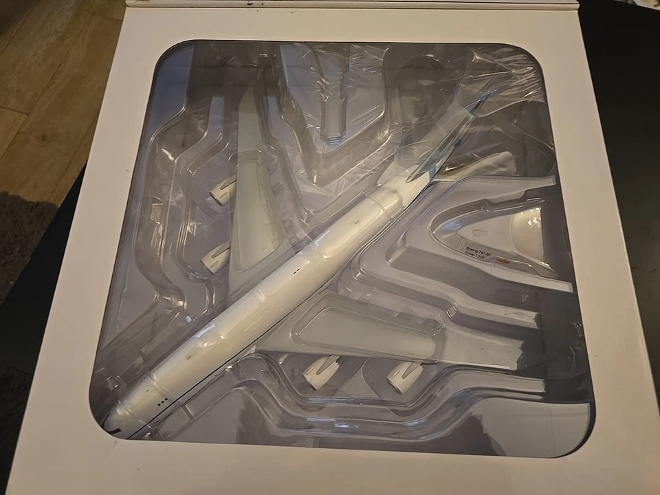 HERPA - 1/200 - BOEING 747-8F - Flight Test Livery - Art. 553857 - Immagine 4 di 4