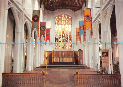 D021446 Die Pfarrkirche. Thaxted. Der Chor und Banner mit Heiligenwappen