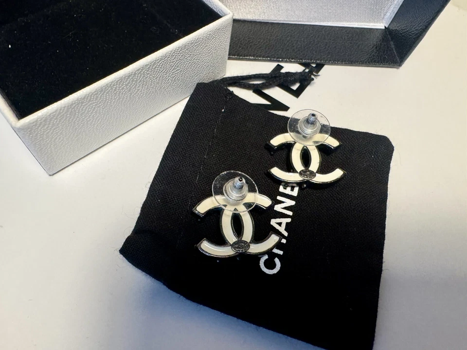 Pendientes Chanel 2012 CC Paris Bombay blanco y negro/metal armado Foto 3 de 4