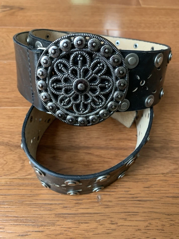 "Cinturón Sonoma para mujer talla M cuero negro tono plata hebilla tachuelas perforadas 2"" de ancho" Foto 2 de 4