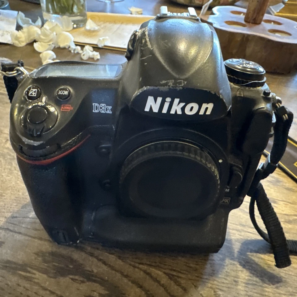 Nikon D3X 24.5 MP Digital SLR Camera Black (Body Only), photo 1 of 4