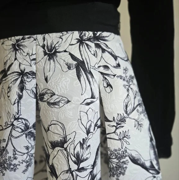 Falda Jacquard Acampanada y Calce Mercado Negro Casa Blanca | Talla 8 | Nueva con Etiquetas | Plisada Foto 3 de 4