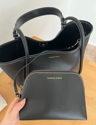 Charles & Keith Tasche Schwarz mit Goldfarben