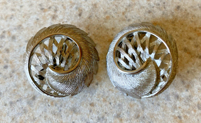 VINTAGE BRUSHED SILVER TONE ROUND FEATHER CLIP ON EARRINGS