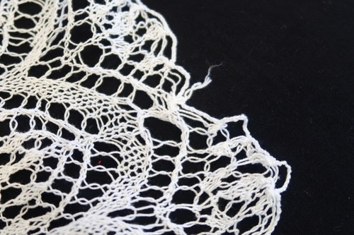 BEAUTIFUL VINTAGE DELICATE ROUND CROCHET STAR PATTERN DOILY TABLECLOTH - Picture 5 of 5