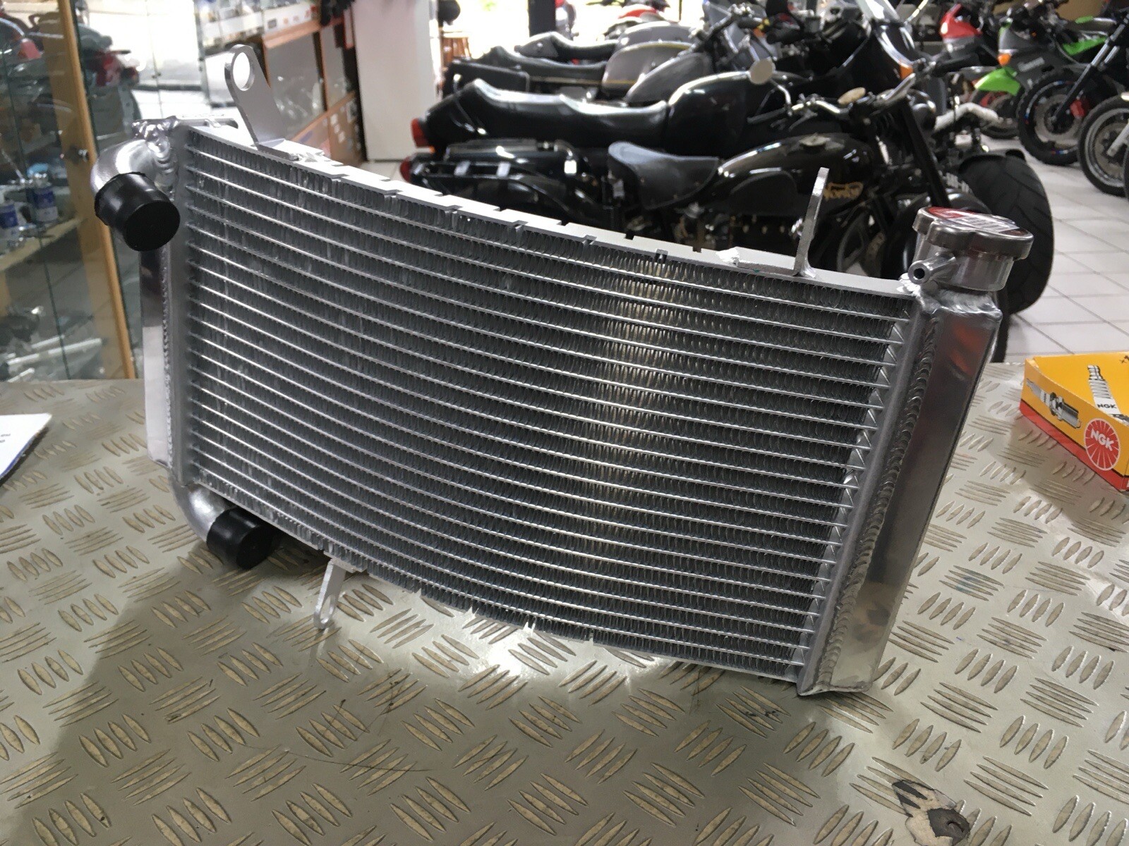 Radiateur eau Ducati Monster S4R S4 résout les fuites et la surchauffe