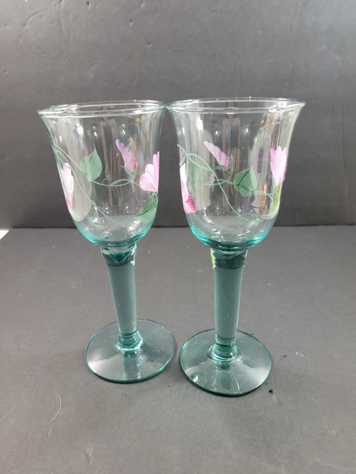 Набор из 2 выдувных вручную зеленых синих стеклянных винных кубков с розовыми розами ручной росписи высотой 8 дюймов - Изображение 2 из 4