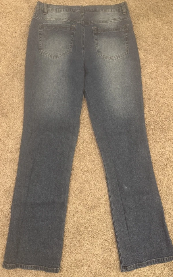 Pantalones de mezclilla DG2 de Diane Gilman con apliques bordados florales estrás talla 8 corte bota  Foto 2 de 4