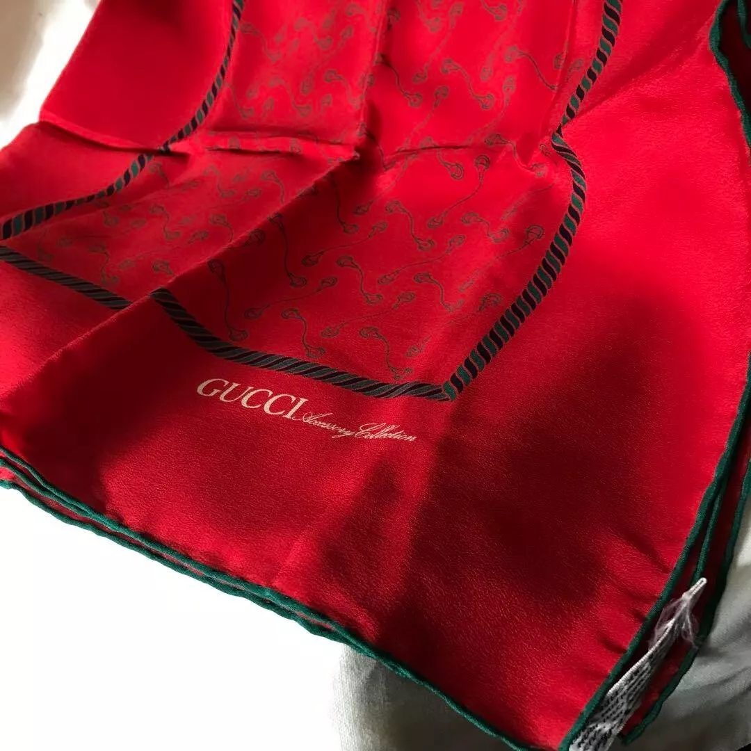 Foulard GUCCI 100% soie rouge environ 86 x 86 cm authentique femme