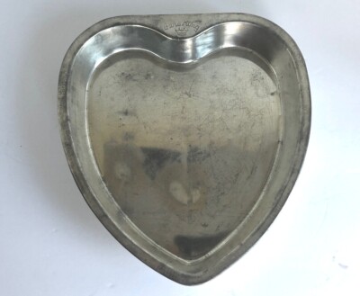 VINTAGE BAKE KING HEART SHAPED ALUMINUM SMOOTH BAKING CAKE PAN 9.5'' X 9'' GOOD
