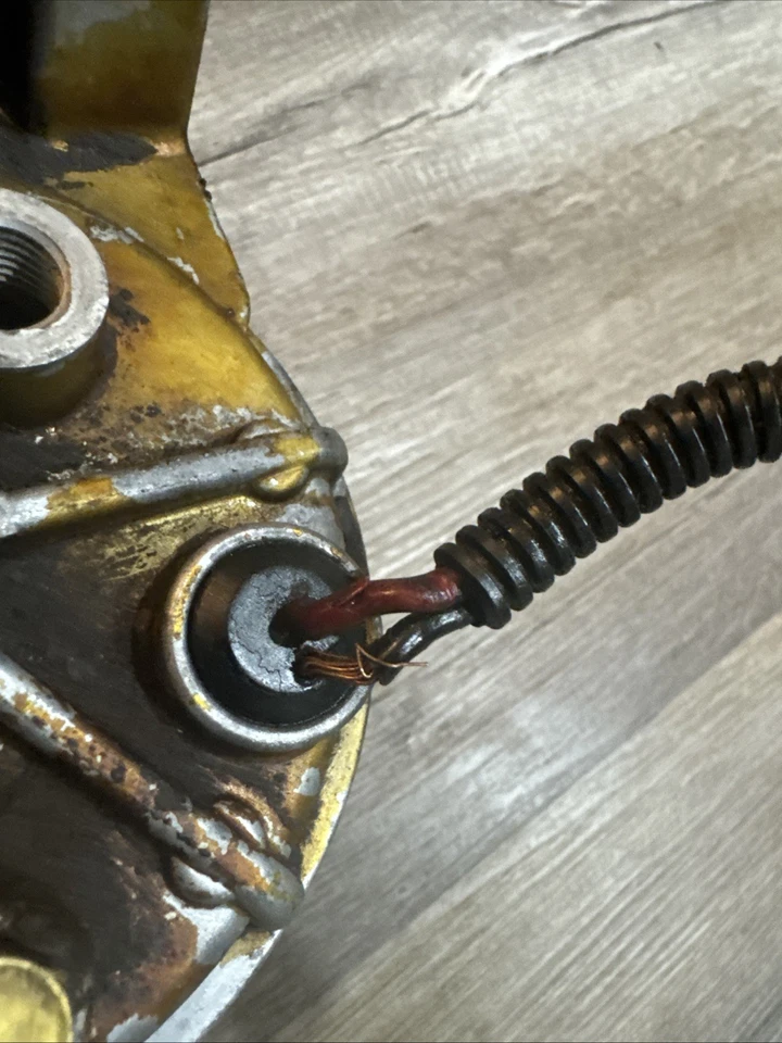 Dodge Ram 1998,5-1999 5,9 L Cummins 24 válvulas OEM filtro de combustible carcasa 3943976 perno Foto 4 de 4