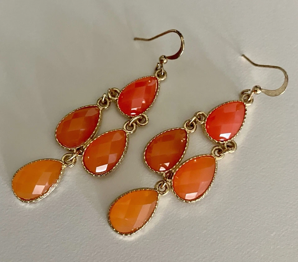 Pendientes colgantes vibrantes de piedra de cornalina dorada y naranja Foto 2 de 4